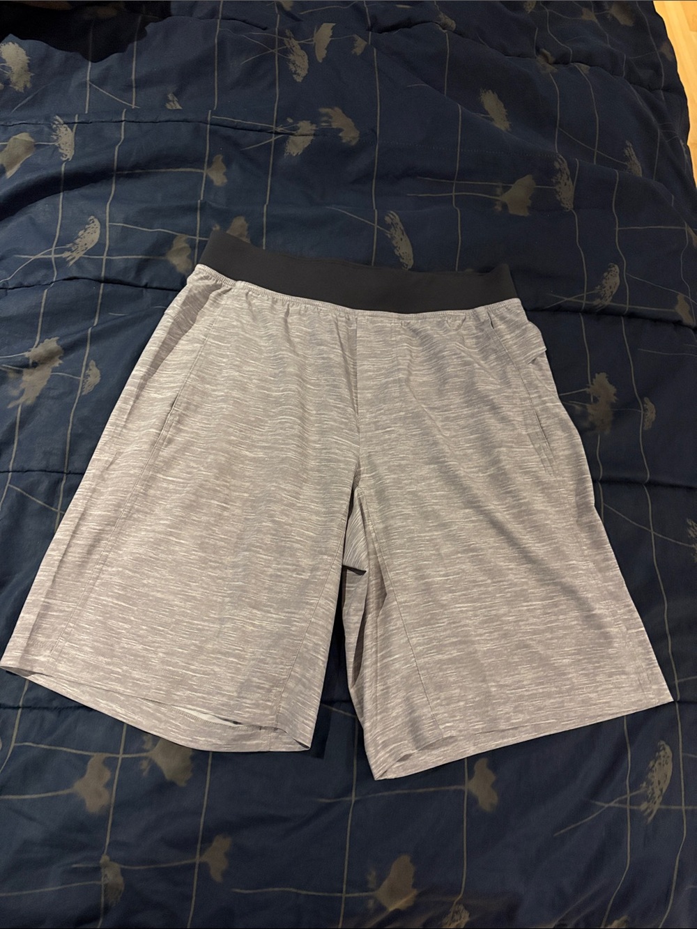 EUC Lululemon T.H.E. Short Linerless 11"
Heather Sea Salt Light Cast - size M